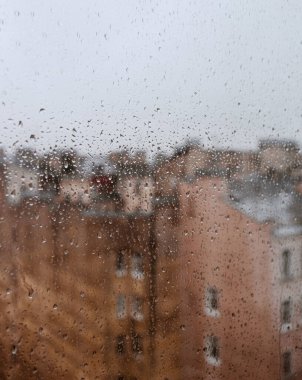 Sonbahar şehrinde yağmurlu bir gün