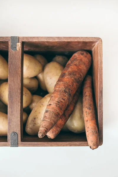 木の箱の中のジャガイモとニンジン — ストック写真