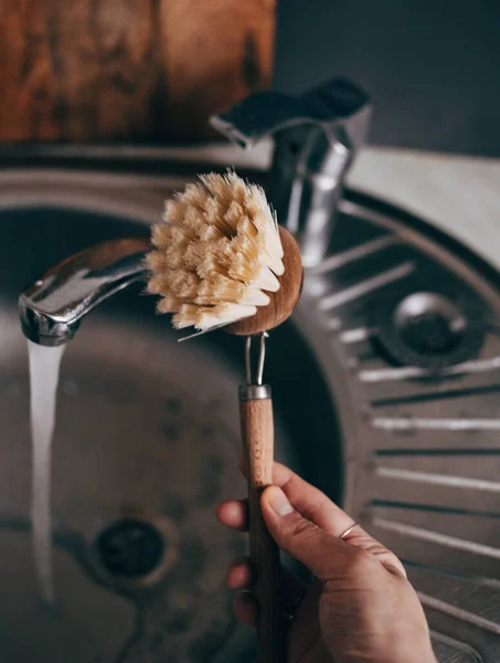 台所のごみゼロ食器洗浄ブラシ — ストック写真