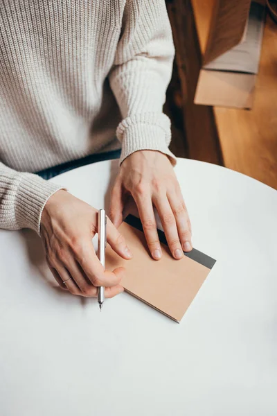 Hombre Escribiendo Una Nota Cuaderno — Foto de Stock