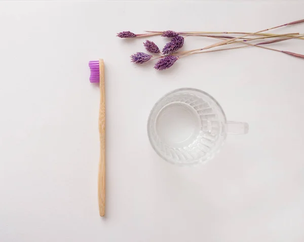 Escova Dentes Bambu Rosa Com Vidro Água Flores — Fotografia de Stock