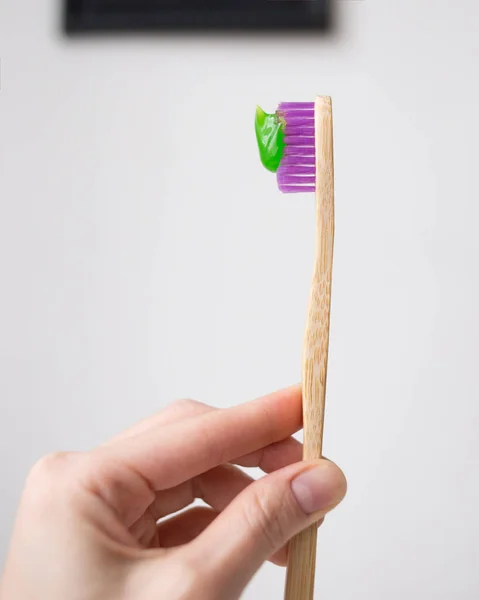Escova Dentes Bambu Rosa Com Pasta Dentes Verde — Fotografia de Stock