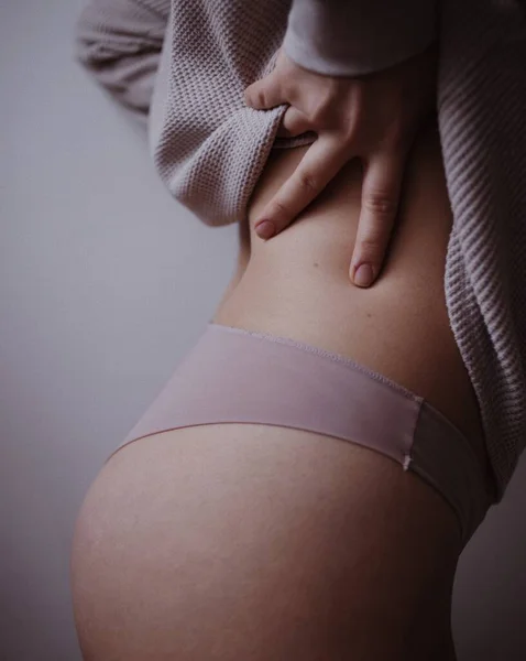 Mujer Espalda Caderas Ropa Interior Lila —  Fotos de Stock