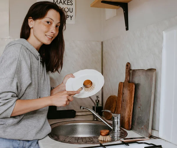 Γυναίκα Που Πλένει Πιάτο Μηδενικό Πλυντήριο Πιάτων — Φωτογραφία Αρχείου