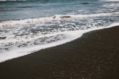 Siyah kumlu Hint Okyanusu plajı 