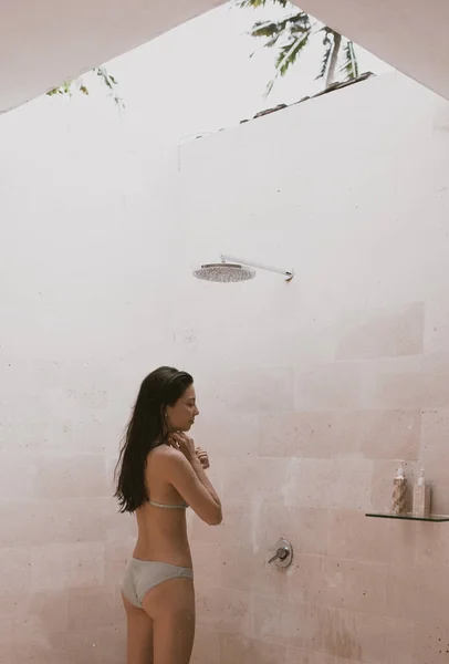 空の下でシャワーを浴びている女性 — ストック写真