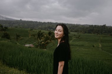 Siyah elbiseli kadın pirinç teraslı Bali