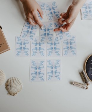 Elinde tarot kartları tutan bir kadın.