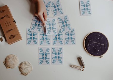 Elinde tarot kartları tutan bir kadın.
