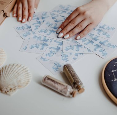 Elinde tarot kartları tutan bir kadın.