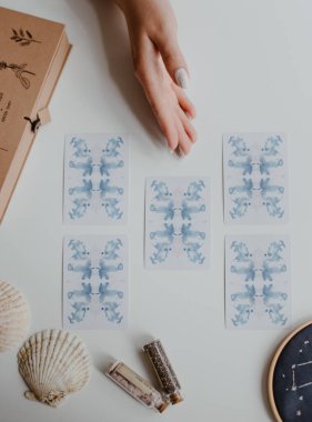 Elinde tarot kartları tutan bir kadın.