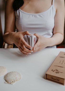 Elinde tarot kartları tutan bir kadın.