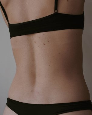  Siyah iç çamaşırlı kadın.