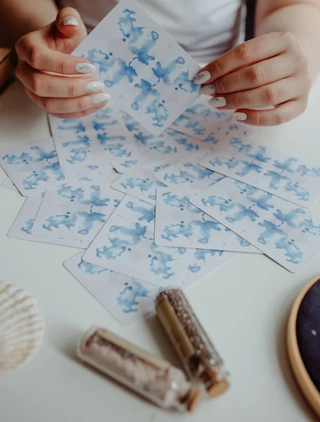 Frau Hält Tarotkarten Den Händen — Stockfoto