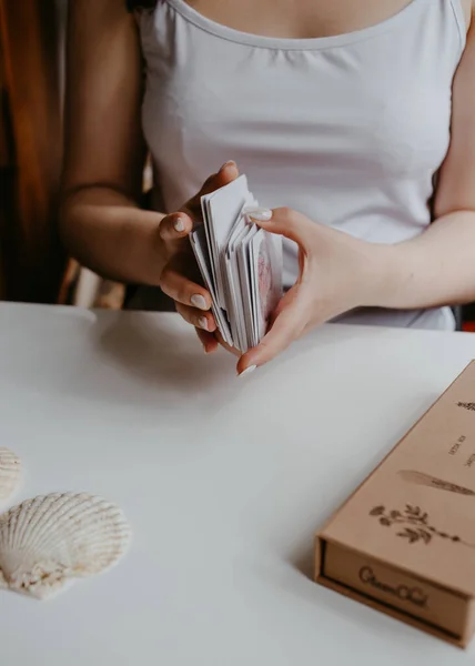 Frau Hält Tarotkarten Den Händen — Stockfoto