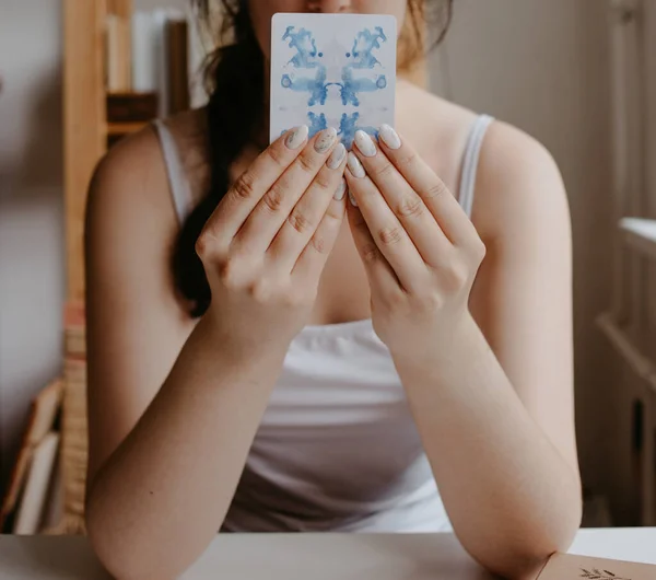 Mujer Sosteniendo Sus Manos Cartas Del Tarot — Foto de Stock
