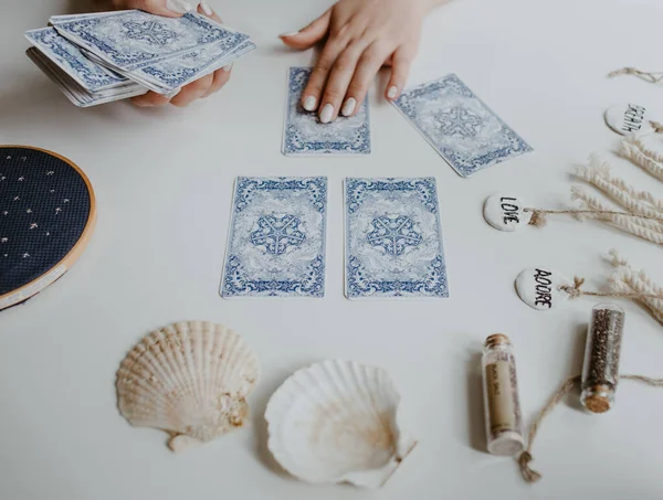 Frau Hält Tarotkarten Den Händen — Stockfoto