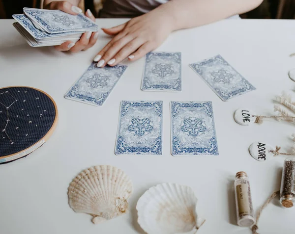 Frau Hält Tarotkarten Den Händen — Stockfoto