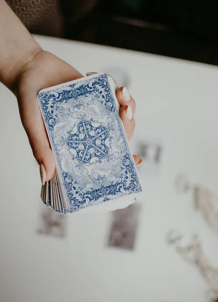 Frau Hält Tarotkarten Den Händen — Stockfoto