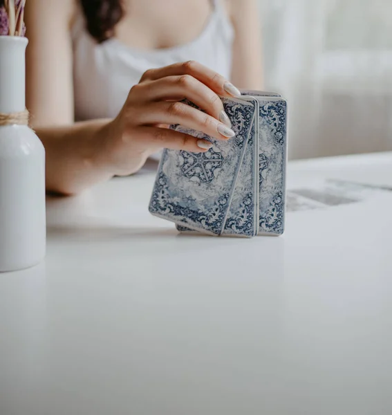Elinde tarot kartları tutan bir kadın.
