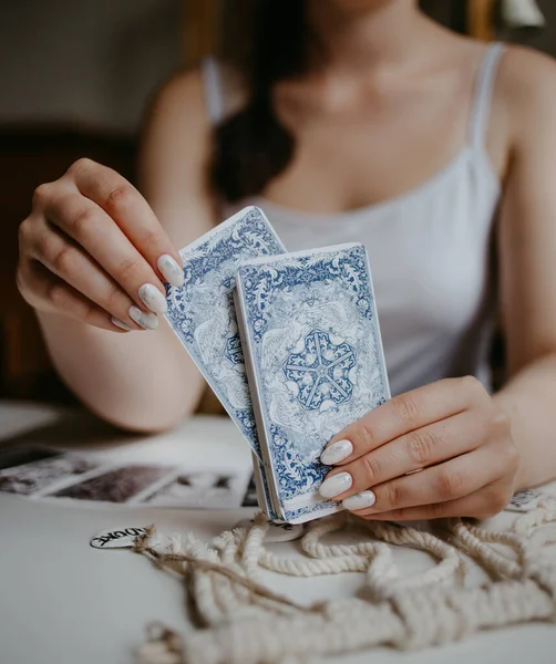 Frau Hält Tarotkarten Den Händen — Stockfoto