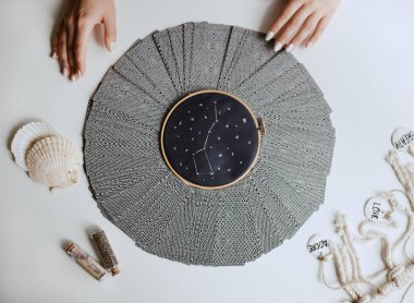 Tarot kartlı kadın masanın üstünde daire çiziyor.