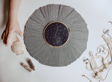 Tarot kartlı kadın masanın üstünde daire çiziyor.