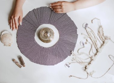 Tarot kartlı kadın masanın üstünde daire çiziyor.