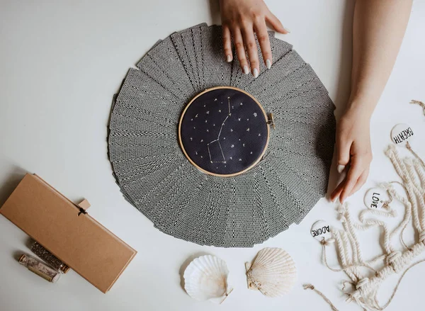 Tarot kartlı kadın masanın üstünde daire çiziyor.