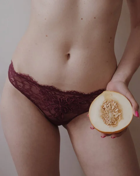 Tułów Kobiety Bieliźnie Melonem — Zdjęcie stockowe