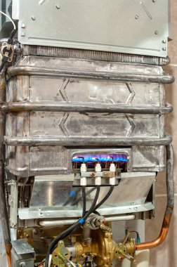 Modern su ısıtıcısında gaz koruyucu konut olmadan yanar