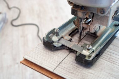 Elektrikli yapboz işbaşında. Yakın çekim..