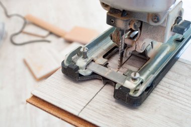 Elektrikli yapboz işbaşında. Yakın çekim..
