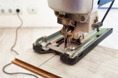 Elektrikli yapboz işbaşında. Yakın çekim..