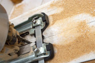 Elektrikli yapboz işbaşında. Yakın çekim..