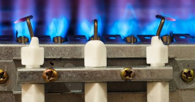 Modern su ısıtıcısında gaz yanar. - Yakın çekim. Seçici odak