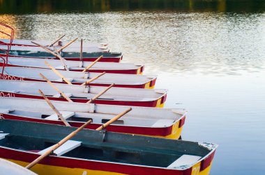 Akşamki gölette rıhtımda demirlemiş kayıklar. Donetsk 'te. Ukrayna.