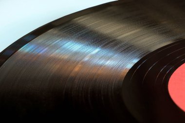 Etiketli vinil kaydın bölümü kapat.