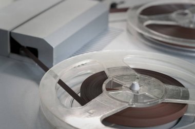 Eski bir bobin makarası oynatıcısı. Kasetçalar ve makaralar. Bobbin ses kaydedici