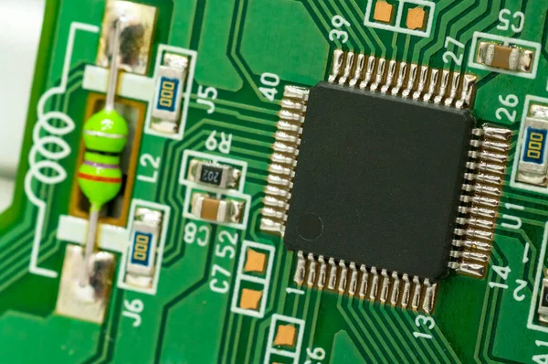 ストラップ付き回路基板上のシングルチップコントローラ — ストック写真