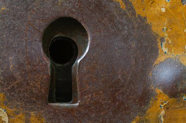 Eski metal posta kutusundaki paslı metalik anahtar deliğine yakın çekim