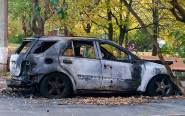 Şehir caddesinde tamamen yanmış bir araba..