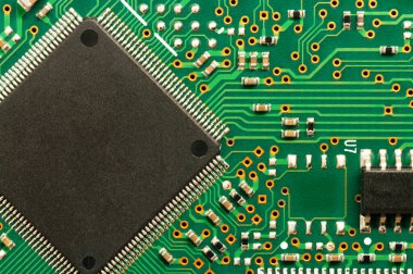 Elektronik devre kartı PCB 'yi mikroçip, işlemci, entegre devreler, dirençler ve elektronik bağlantılarla kapat.