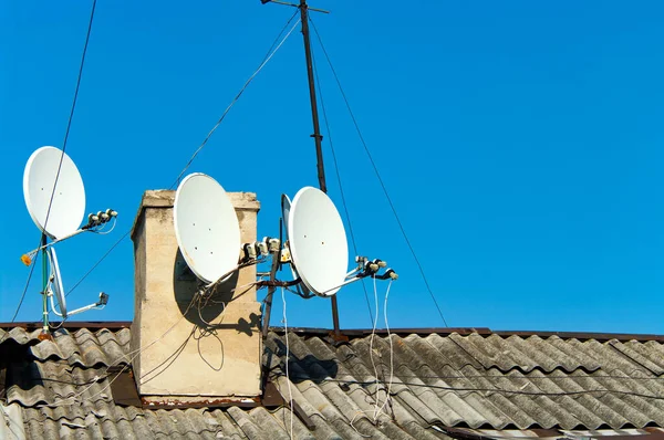 Parabolantenner Det Gamla Taket Mot Den Blå Himlen — Stockfoto