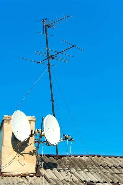 Satellitenschüsseln Auf Dem Alten Dach Gegen Den Blauen Himmel — Stockfoto