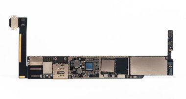 Modern mobil tablet telefonundaki devre kartının CPU RAM çipleri ve diğer elektronik bileşenleriyle yakın plan görüntüsü.