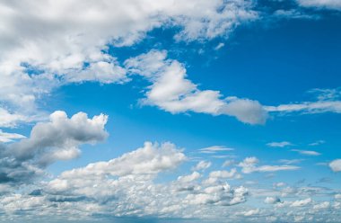 Güzel mavi gökyüzü ve kabarık bulutlar doğal arka plan