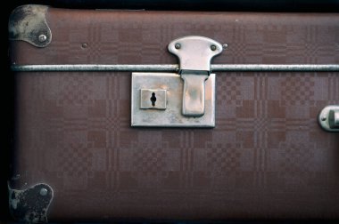 Anahtar deliği eski kapalı bir bavulun üzerinde. Retro biçimi