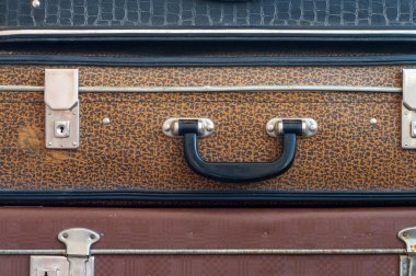 Üç eski bavul üst üste. Kapat.