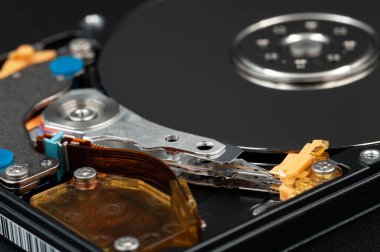 Parçalanmış dizüstü bilgisayar hard diski, Hdd. Yakın plan. Açık sabit disk, manyetik başlıklar ve disk kalıpları